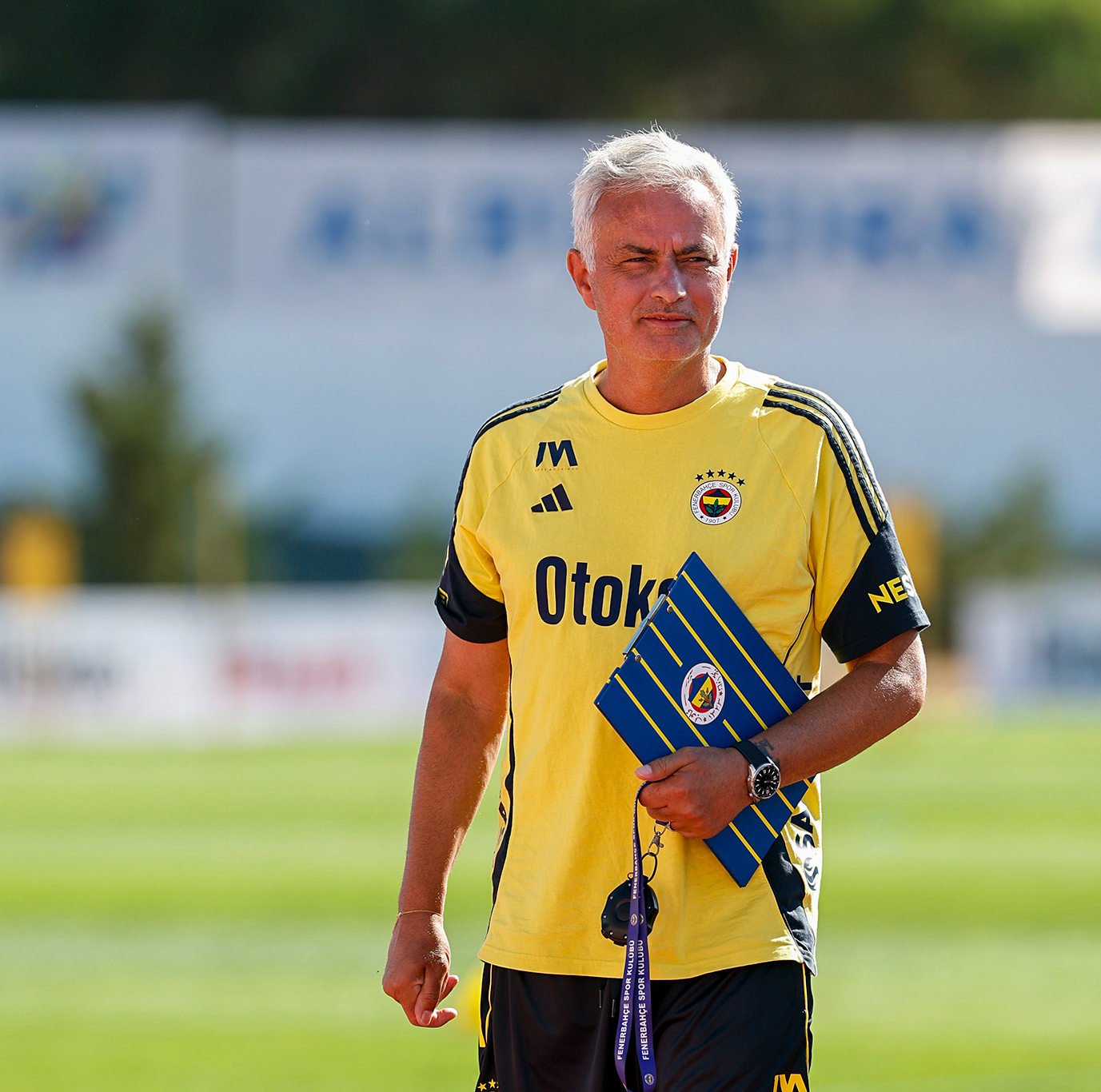 包含埃因霍温训练开放日，集结日内部沟通引欢呼，荷甲在即，资深球员宣示担当的词条