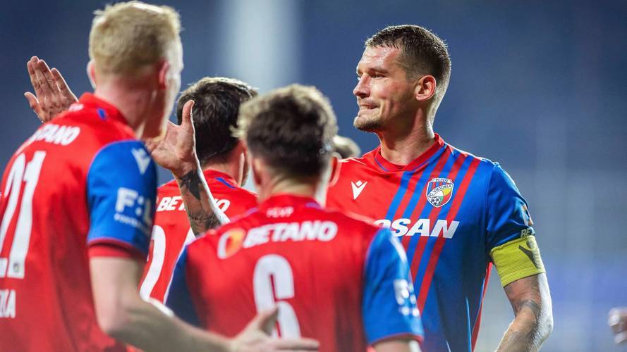 包含埃因霍温训练开放日，集结日内部沟通引欢呼，荷甲在即，资深球员宣示担当的词条